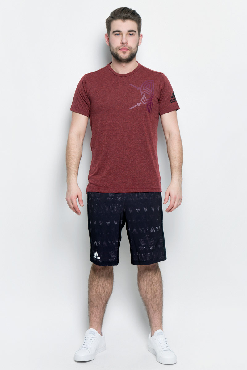 ФутболкаBK6085 ФутболкаBK6085Мужская футболка Adidas Freelift Tric изготовлена из качественного полиэстера. Модель с круглой горловиной и короткими рукавами. Футболка спереди и на левом рукаве декорирована оригинальными термопринтами. Спинка слегка удлинена, имеются небольшие боковые разрезы.