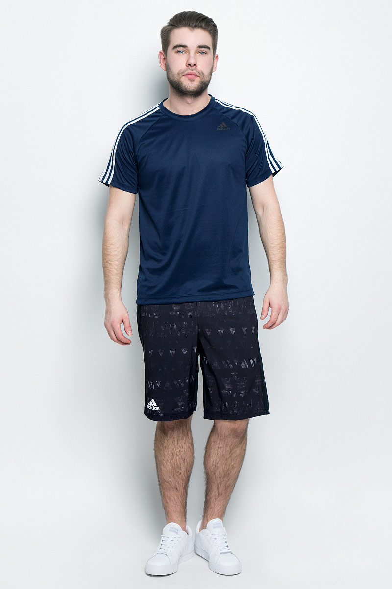 ФутболкаBK0969 ФутболкаBK0969Мужская футболка adidas D2M Tee 3S, выполненная из высококачественного полиэфира, обладает высокой воздухопроницаемостью. Ткань с технологией climalite быстро и эффективно отводит влагу с поверхности кожи, поддерживая комфортный микроклимат. Такая футболка великолепно подойдет как для повседневной носки, так и для спортивных занятий. Модель с короткими рукавами-реглан и круглым вырезом горловины украшена контрастными полосками на рукавах и небольшим принтом с логотипом бренда на груди.