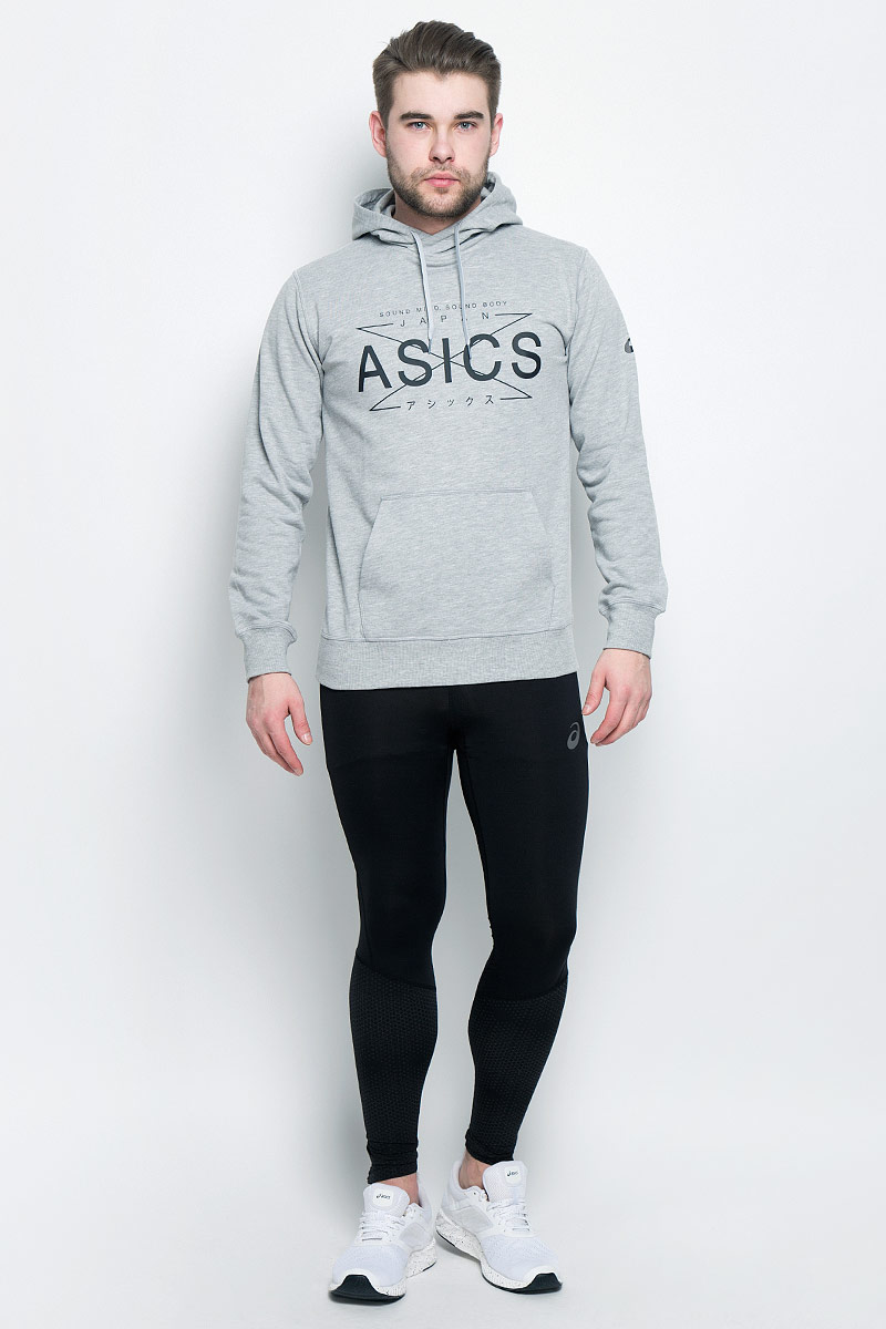 Худи141090-0714 Худи141090-0714Мужское худи Asics выполнено из хлопка с добавлением полиэстера и оформлено принтом с надписью. У модели классический крой - худи не слишком тесное и не слишком свободное, что гарантирует полную свободу движений. Капюшон на шнурках. Изделие оформлено эластичными манжетами и окантовкой низа, дополнено карманом-кенгуру.