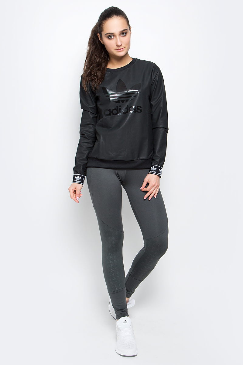 СвитшотBJ8291 СвитшотBJ8291Женский свитшот adidas Crew Sweater с длинными рукавами и круглым вырезом горловины имеет свободный крой. Свитшот изготовлен из полиэстера с добавлением хлопка и имеет покрытие из полиуретана. Низ и рукава изделия дополнены эластичными манжетами. Спереди свитшот украшен крупным блестящим принтом с логотипом бренда.