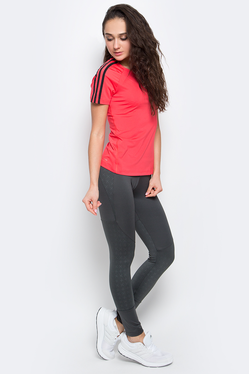 ФутболкаBK2685 ФутболкаBK2685Футболка D2M Tee 3S от adidas выполнена из плотного трикотажа. Три полоски на каждом плече. У модели круглый воротник и рукава реглан. Ткань с технологией climalite быстро и эффективно отводит влагу с поверхности кожи, поддерживая комфортный микроклимат. Эта модель — часть экологической программы adidas: использованы технологии, сберегающие природные ресурсы, каждая нить имеет значение, переработанный полиэстер сохраняет природные ресурсы и уменьшает отходы производства.