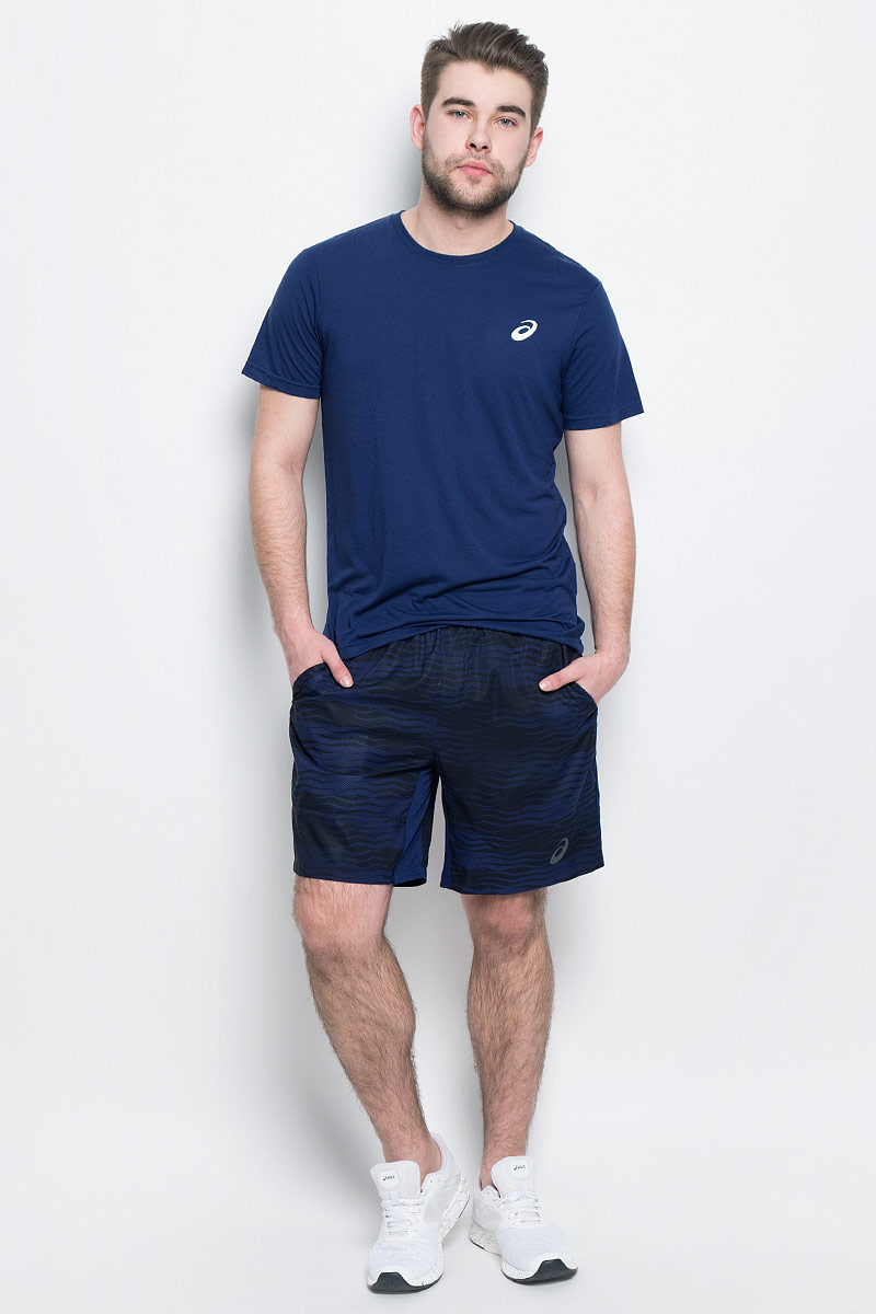 Шорты141148-8052 Шорты141148-8052Мужские шорты для тенниса Asics M Club Gpx Short 7in выполнены из полиэстера и имеют вставки из эластичного полиэстера. Стратегически расположенные сетчатые вставки обеспечивают отличную воздухопроницаемость, вентиляцию и возможность свободно двигаться. Благодаря эластичному трикотажному материалу ваши движения будут свободными и легкими. Шорты имеют эластичную резинку на поясе, обхват талии регулируется при помощи внутреннего шнурка-кулиски. Модель дополнена двумя втачными карманами спереди. Шорты украшены оригинальным принтом в полоску.