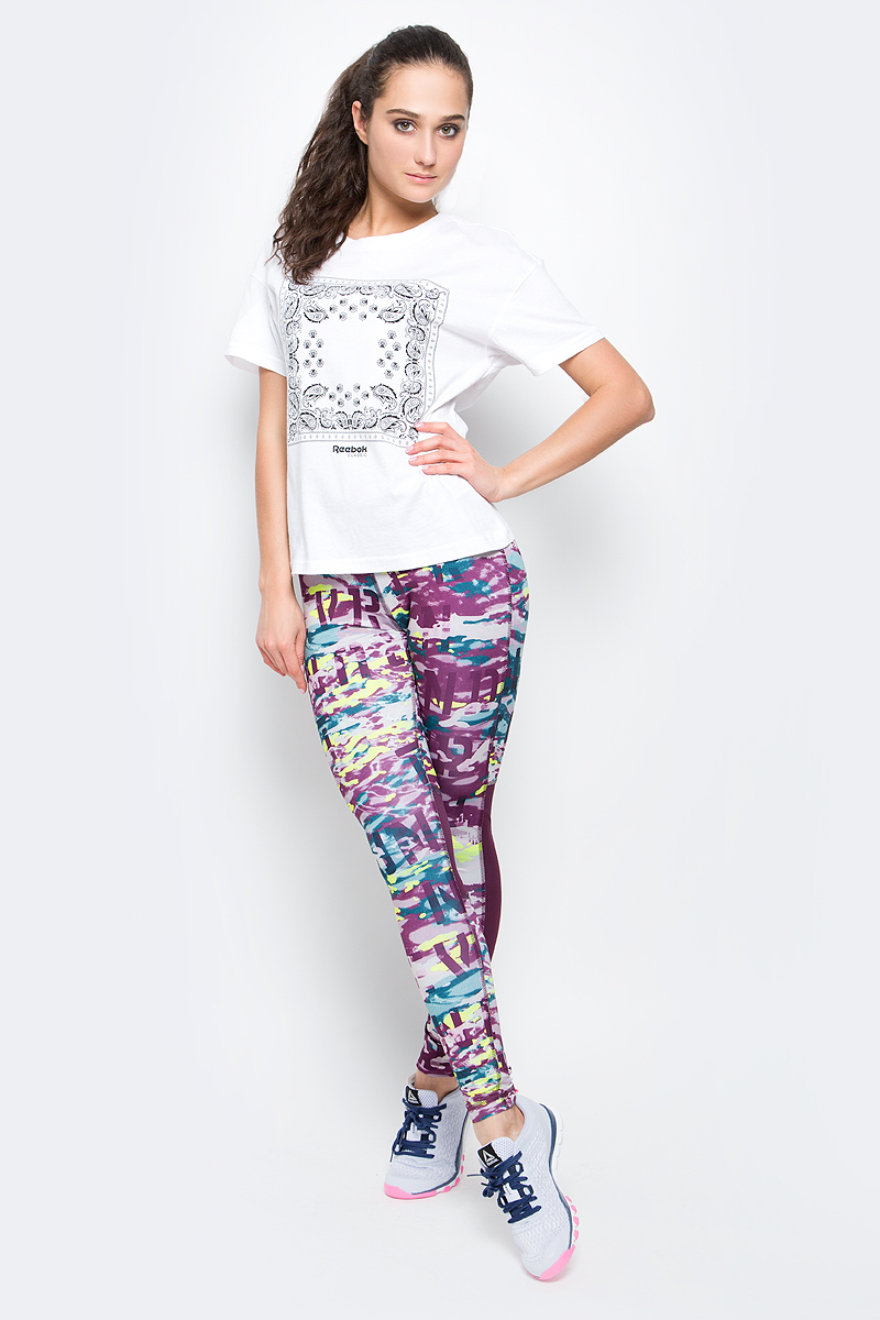 ФутболкаBK2816 ФутболкаBK2816Футболка Gr Havana Tee от Reebok выполнена из одинарного хлопчатого джерси. У модели круглый ворот, короткие рукава и прямой подол. Спереди изделие оформлено узорчатым принтом.