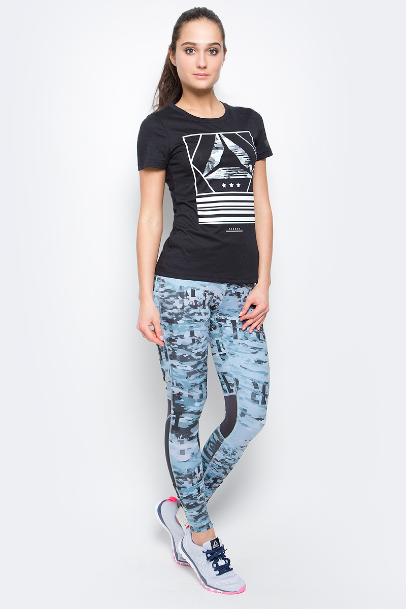 ФутболкаBK2877 ФутболкаBK2877Футболка обегающего кроя Wor Cs Graphic Tee от Reebok выполнена из мягкого джерси. У модели классический круглый ворот и стильный графический принт. Изделие дополнено светоотражающими вставками для видимости при плохом освещении.