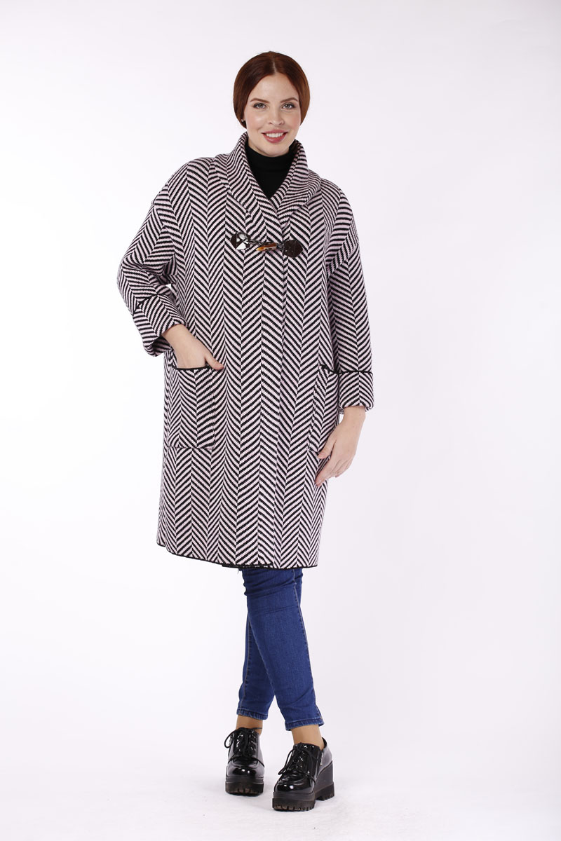 Пальто962 Пальто962Вязаное пальто Milana Style выполнено из акрила с добавлением шерсти. Пальто с отложным воротником и длинными рукавами со спущенной линией плеча застегивается на пуговицу. Спереди расположены два накладных кармана. Изделие оформлено контрастным узором.