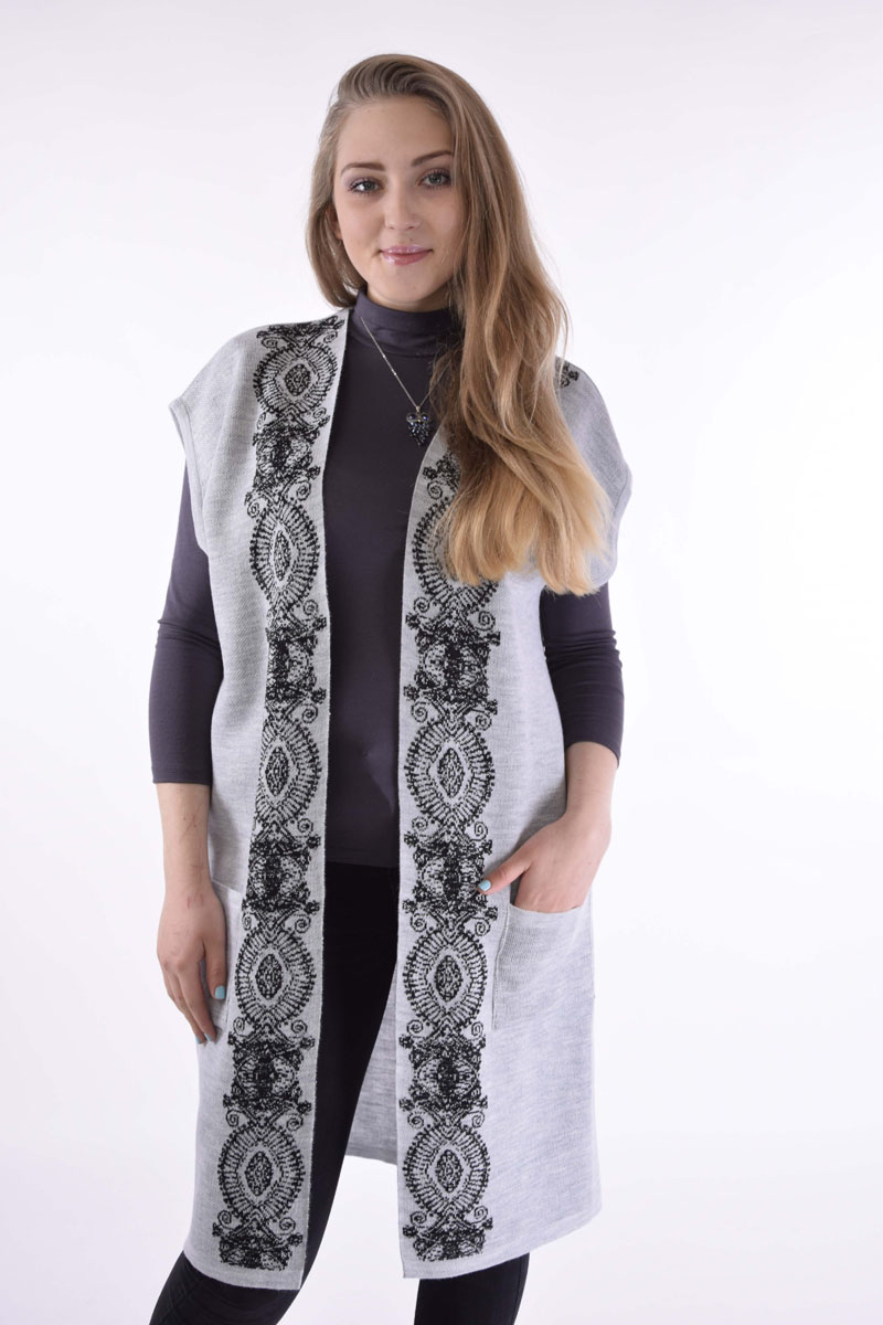 Жилет1464 Жилет1464Женский жилет Milana Style, выполненный из ПАН с добавлением шерсти, дополнит ваш образ. Удлиненный жилет имеет прямой силуэт. Спереди расположены два накладных кармана. Однотонная гладкая вязка дополнена широким узором по бортам полочек.