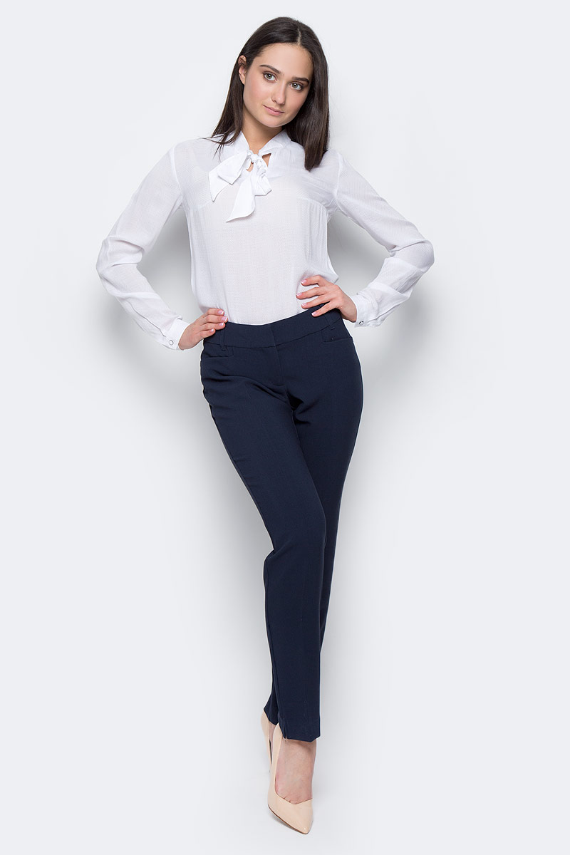 БрюкиB17-11089 БрюкиB17-11089Женские брюки Finn Flare изготовлены из полиэстера с добавлением вискозы и эластана. Модель слегка зауженного кроя и средней посадки. Изделие застегивается на молнию, крючки и внутреннюю пуговицу, пояс дополнен шлевками для ремня. По бокам расположены два втачных кармана, сзади - имитация прорезных карманов. Низ штанин с небольшими разрезами.
