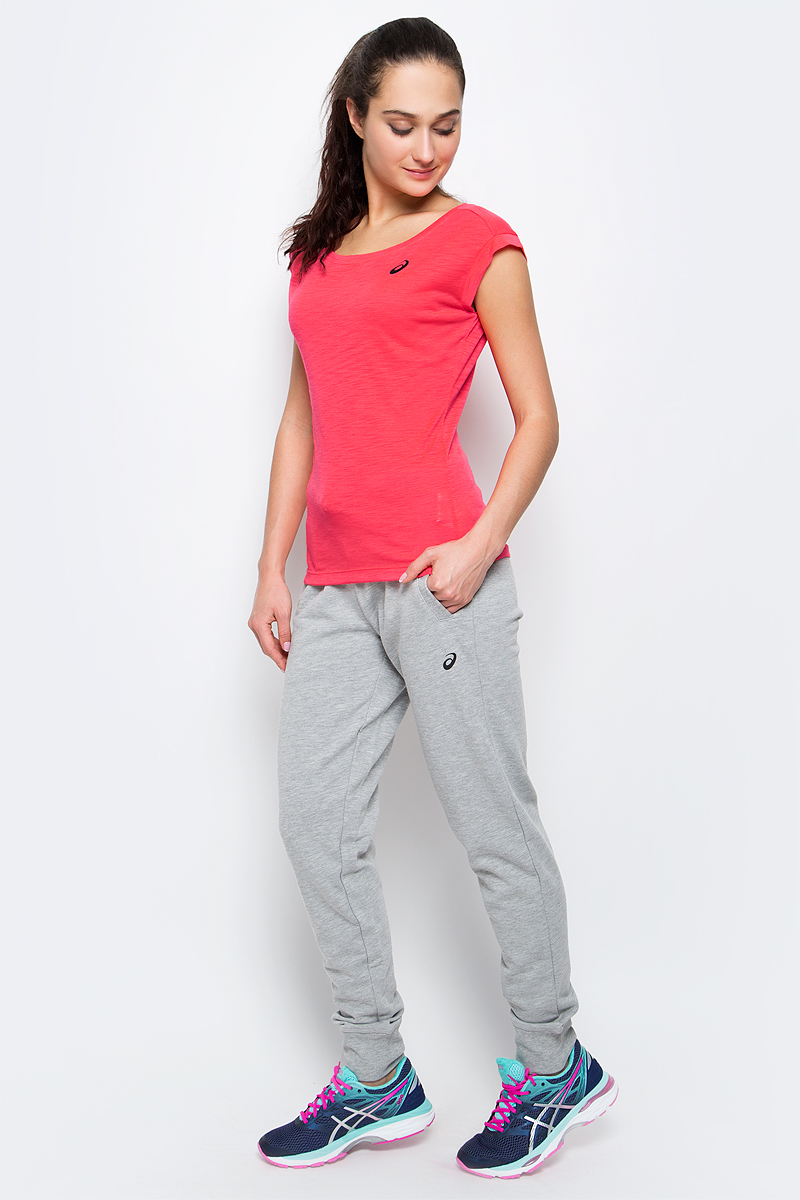 Футболка136042-0656 Футболка136042-0656Женская футболка Asics Layering Top выполнена из полиэстера с добавлением вискозы. Модель с короткими цельнокроеными рукавами и круглым вырезом горловины.Спереди футболка дополнена логотипом бренда. Технология Motion Dry позволяет выводить влагу, оставляя тело сухим и сохраняя его оптимальный температурный режим.