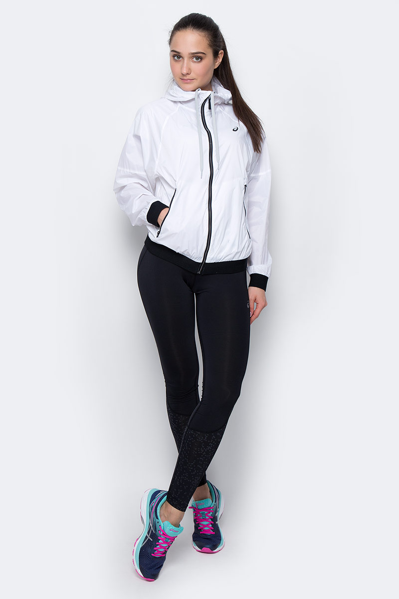 Ветровка141116-0001 Ветровка141116-0001Женская ветровка для фитнеса Asics Fuzex TR LW Jacket выполнена из тонкого нейлона. Модель с несъемным капюшоном застегивается на молнию. По бокам изделие дополнено врезными карманами на застежках-молниях. Капюшон регулируется при помощи шнурка-утяжки. Манжеты рукавов и низ ветровки отделаны широкой эластичной резинкой.
