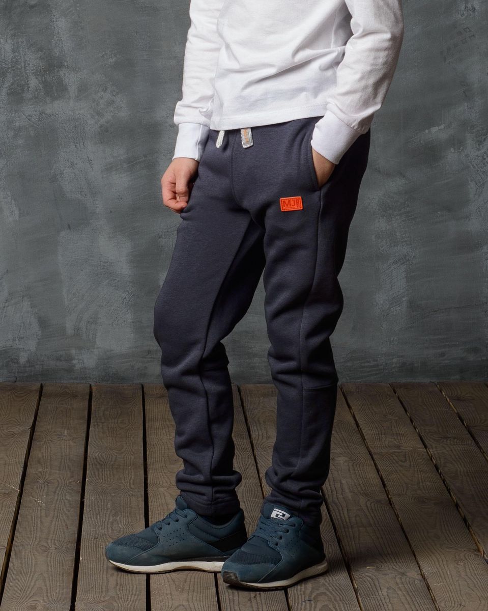 Брюки спортивные15B00070702/MJ_AUTHENTIC/ Брюки спортивные15B00070702/MJ_AUTHENTIC/Спортивные брюки Modniy Juk изготовлены из высококачественной мягкой ткани. Модель прямого кроя с комфортным мягкий поясом и манжетами из трикотажной резинки. Брюки дополнены боковыми карманами. Яркая нашивка в стиле Modniy Juk.