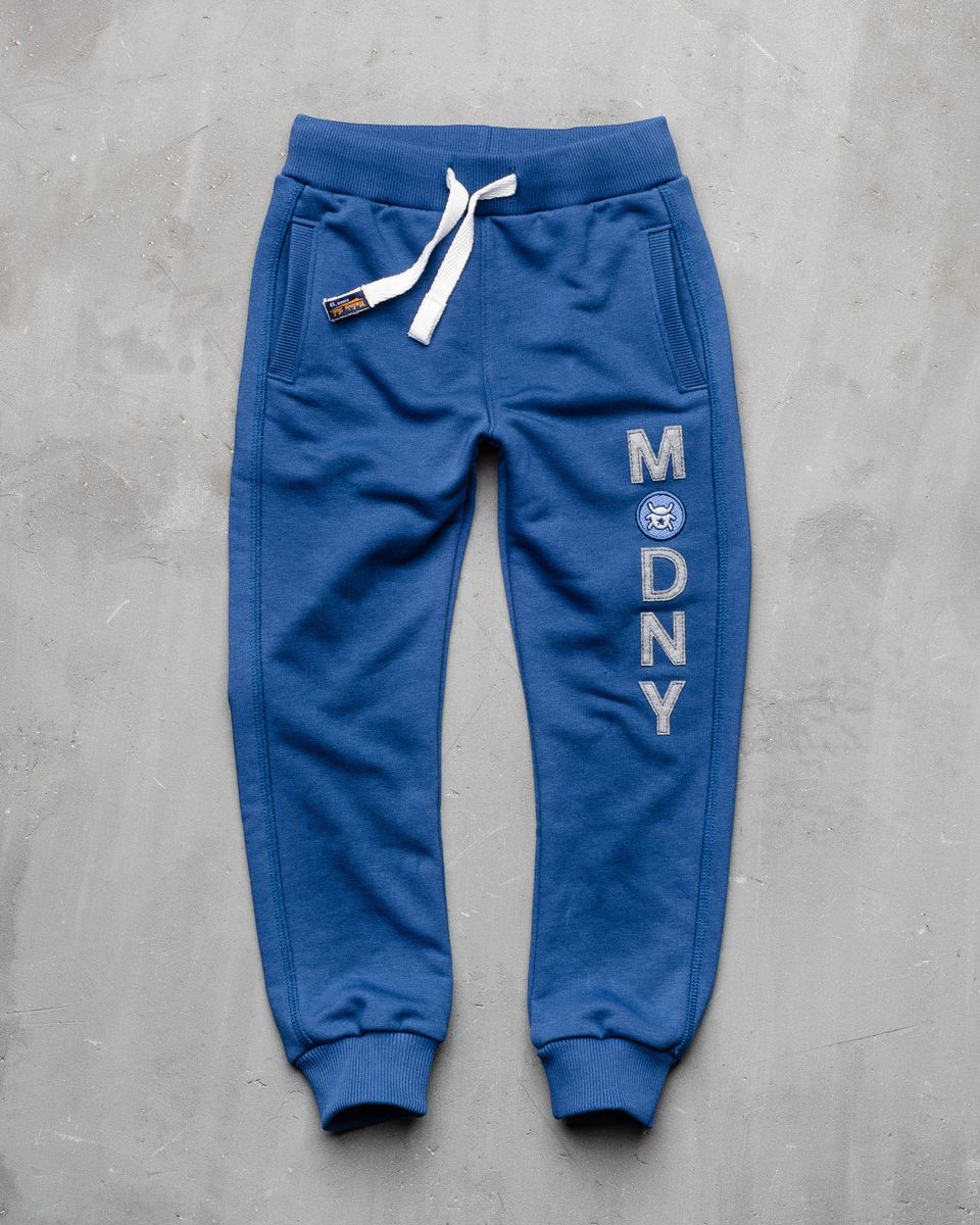 Брюки спортивные15В00010702/MDNIY/ Брюки спортивные15В00010702/MDNIY/Спортивные брюки Modniy Juk изготовлены из высококачественной мягкой ткани. Модель полуприлегающего силуэта. Комфортный мягкий пояс и манжеты из трикотажной резинки. Брюки дополнены боковыми карманами.
