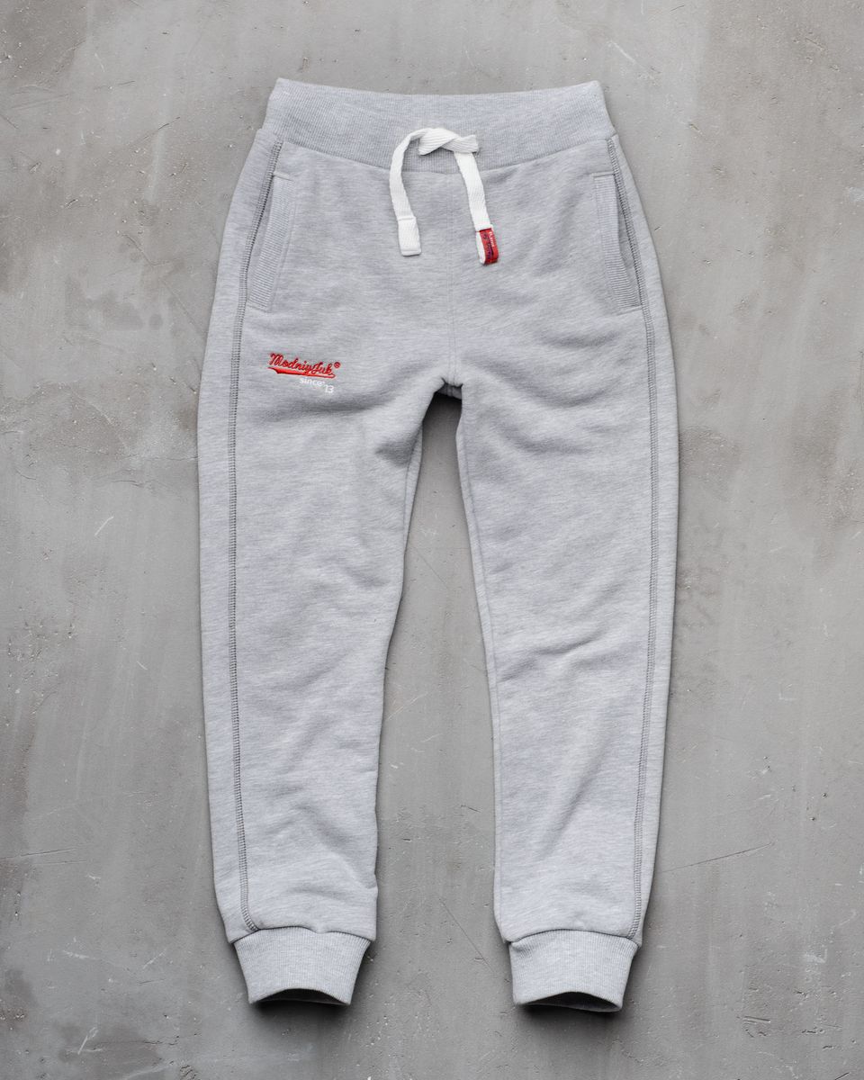 Брюки спортивные15В00010702/MJ_SINCE_13/ Брюки спортивные15В00010702/MJ_SINCE_13/Спортивные брюки Modniy Juk изготовлены из высококачественной мягкой ткани. Модель полуприлегающего силуэта. Комфортный мягкий пояс и манжеты из трикотажной резинки. Брюки дополнены боковыми карманами.