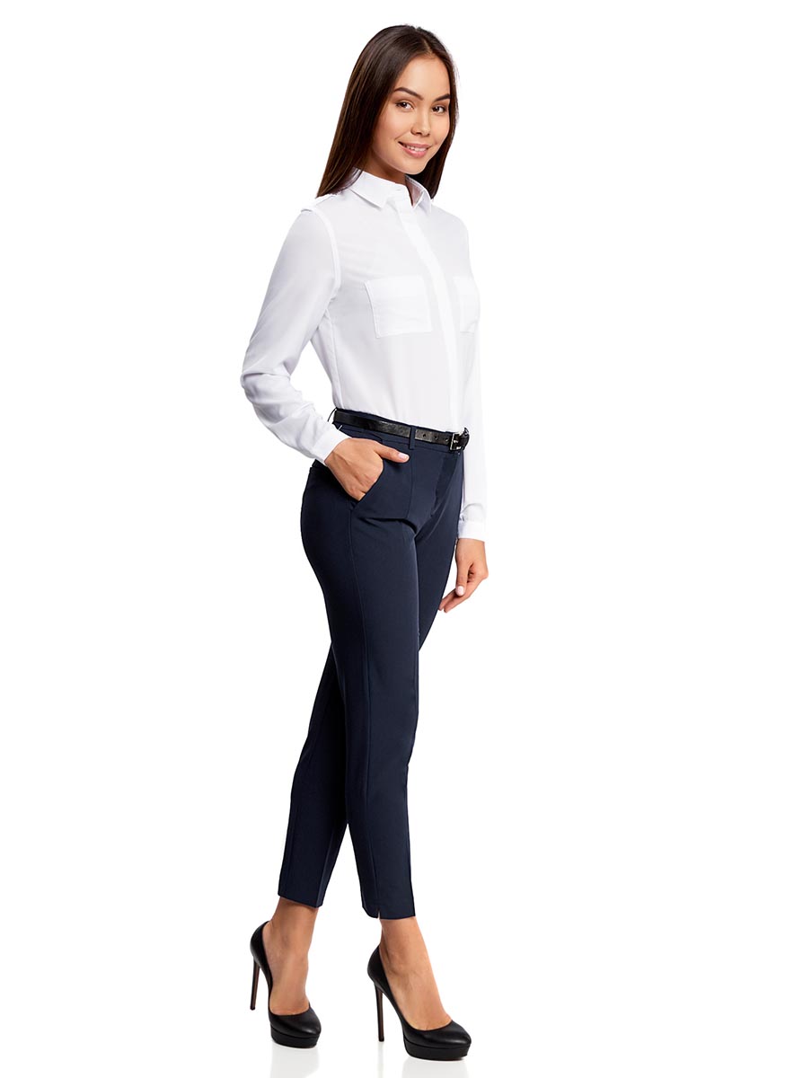 Брюки21703119/18718/7900N Брюки21703119/18718/7900NЖенские брюки oodji Collection классического кроя и стандартной посадки изготовлены из полиэстера с добавлением вискозы и эластана. Брюки застегиваются на ширинку на застежке-молнии, пуговицу и крючок на поясе. Изделие оснащено двумя втачными карманами спереди и оформлено имитацией втачных карманов сзади. На поясе расположены шлевки для ремня. В комплект входит узкий ремень с металлической пряжкой.