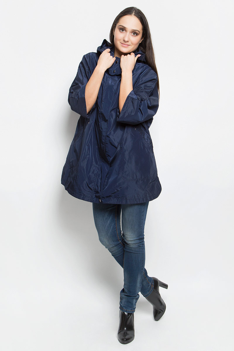 ВетровкаB107106_Dark Navy ВетровкаB107106_Dark NavyУдобная женская ветровка Baon c цельнокроеными рукавами 3/4 и отложным воротником выполнена из прочного полиэстера. Модель с водоотталкивающими свойствами застегивается на застежку-молнию спереди. Изделие имеет два втачных кармана спереди без застежек. Куртка оформлена капюшоном с передней ветровой планкой на кнопках, который пристегивается к куртке на молнию.