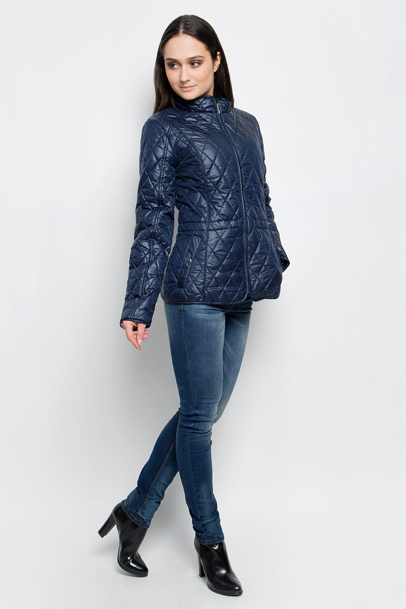 КурткаB037040_Dark Navy КурткаB037040_Dark NavyЖенская куртка Baon c длинными рукавами и воротником-стойкой выполнена из прочного полиэстера. Наполнитель - синтепон. Модель застегивается на застежку-молнию спереди. Изделие имеет два втачных кармана на кнопках спереди. Объем талии регулируется при помощи внутреннего шнурка-кулиски. Курта оформлена стеганым узором.