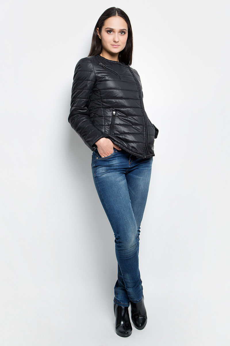 КурткаB037038_Black КурткаB037038_BlackЖенская куртка Baon c длинными рукавами выполнена из прочного полиамида. Наполнитель - синтепон. Модель застегивается на застежку-молнию спереди. Изделие имеет три прорезных кармана на застежках-молниях спереди.