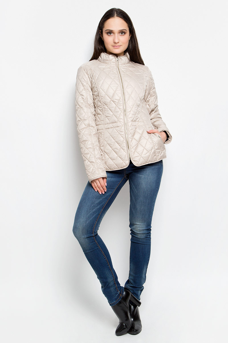 КурткаB037040_Dark Navy КурткаB037040_Dark NavyЖенская куртка Baon c длинными рукавами и воротником-стойкой выполнена из прочного полиэстера. Наполнитель - синтепон. Модель застегивается на застежку-молнию спереди. Изделие имеет два втачных кармана на кнопках спереди. Объем талии регулируется при помощи внутреннего шнурка-кулиски. Курта оформлена стеганым узором.