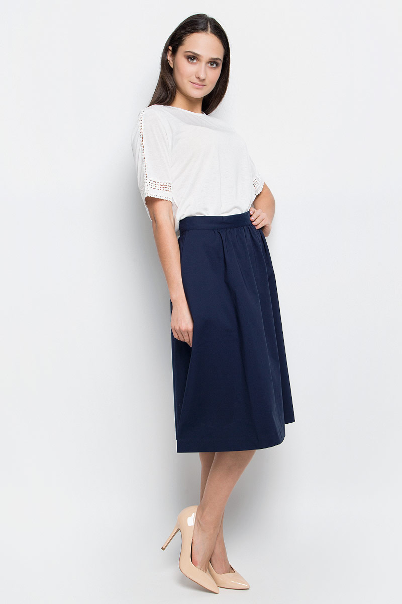 ЮбкаB477009_Dark Navy ЮбкаB477009_Dark NavyЮбка Baon выполнена из плотной драпирующейся ткани и оформлена сборкой на поясе. Модель застегивается на потайную застежку-молнию сзади. По бокам расположены прорезные карманы.