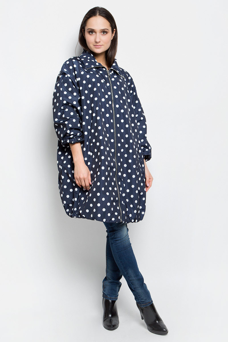ВетровкаB107104_Dark Navy Printed ВетровкаB107104_Dark Navy PrintedСтильная женская ветровка Baon защитит вас от холодного ветра. Модель выполнена из качественного полиэстера с водоотталкивающей пропиткой. Подкладка также изготовлена из полиэстера. Модель с рукавами-реглан длиной 3/4 и с отложным воротником застегивается на застежку-молнию. Воротник, манжеты на рукавах и низ изделия дополнены широкой эластичной резинкой. Оформлена ветровка принтом в горох, а по бокам имеет два втачных кармана на молниях.