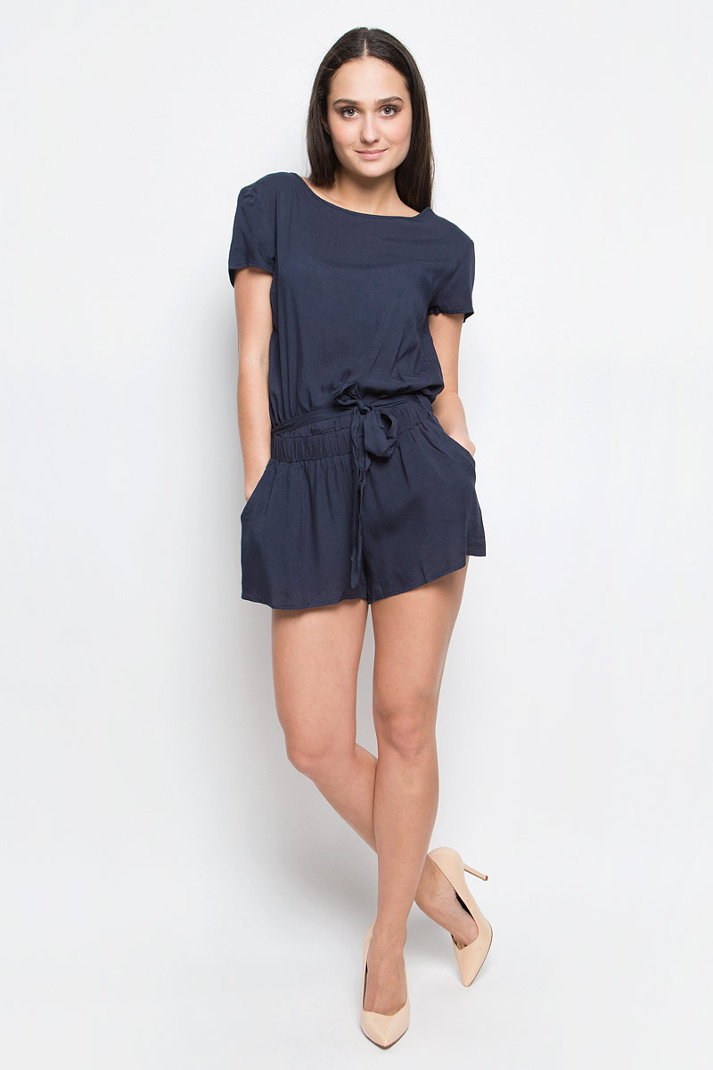 КомбинезонB497016_Dark Navy КомбинезонB497016_Dark NavyЖенский комбинезон Baon изготовлен из качественной вискозы, мягкий и приятный на ощупь. Модель с круглым вырезом горловины и короткими рукавами застегивается сзади по спинке на небольшую пуговицу и застежку-молнию. На талии комбинезон имеет широкую эластичную резинку и контрастный поясок, а также по бокам дополнен двумя втачными карманами.