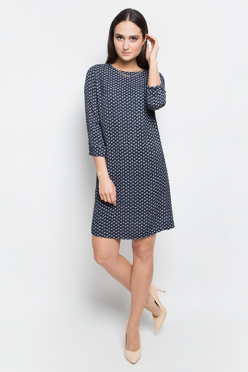 ПлатьеB457022_Dark Navy Printed ПлатьеB457022_Dark Navy PrintedПлатье Baon выполнено из 100% вискозы. Модель средней длины с рукавами длиной 3/4 имеет круглый вырез горловины. Платье застегивается на застежку-молнию на спинке. Манжеты рукавов изделия украшены декоративными пуговицами, у горловины платье дополнено несъемной декоративной металлической цепочкой. Модель оформлена контрастным цветочным принтом.