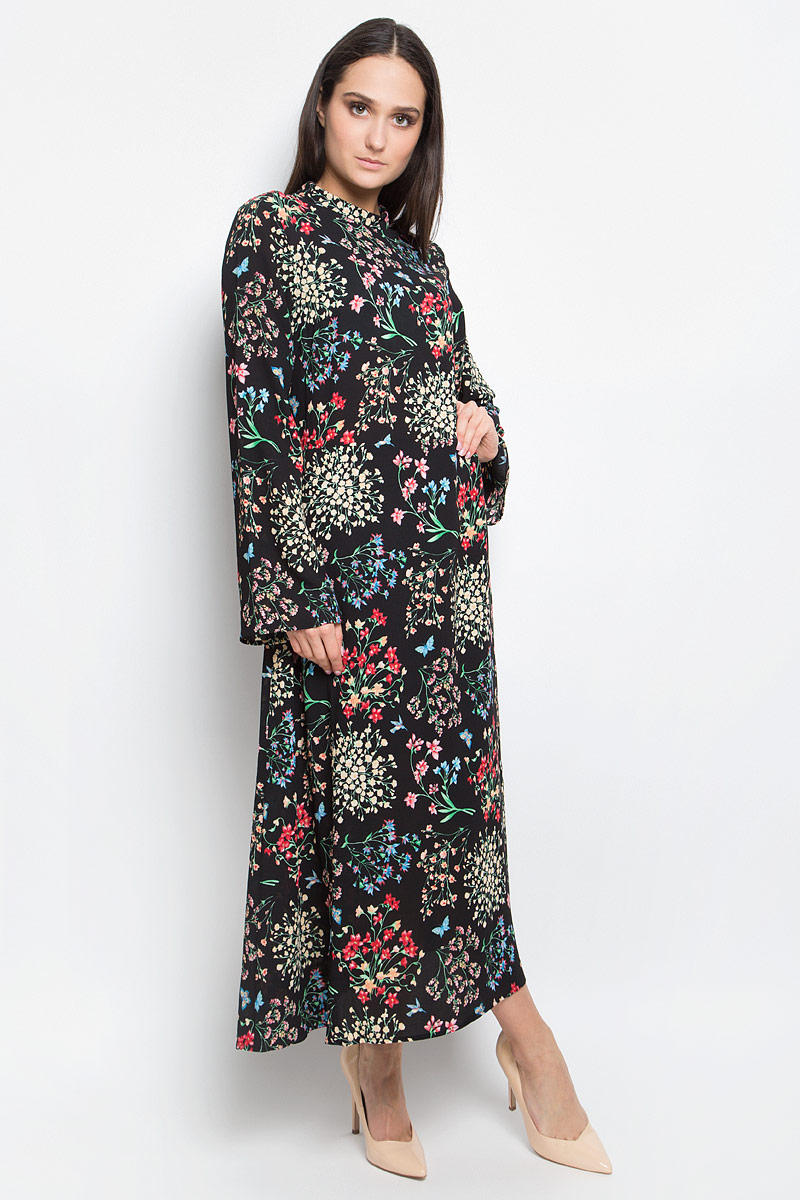 ПлатьеB457013_Black Printed ПлатьеB457013_Black PrintedПлатье Baon выполнено из полиэстера. Удлиненная модель с длинными рукавами имеет воротник-стойку. Платье застегивается на застежку-молнию на спинке, имеет непрозрачный подъюбник. Модель оформлена красочным цветочным принтом.