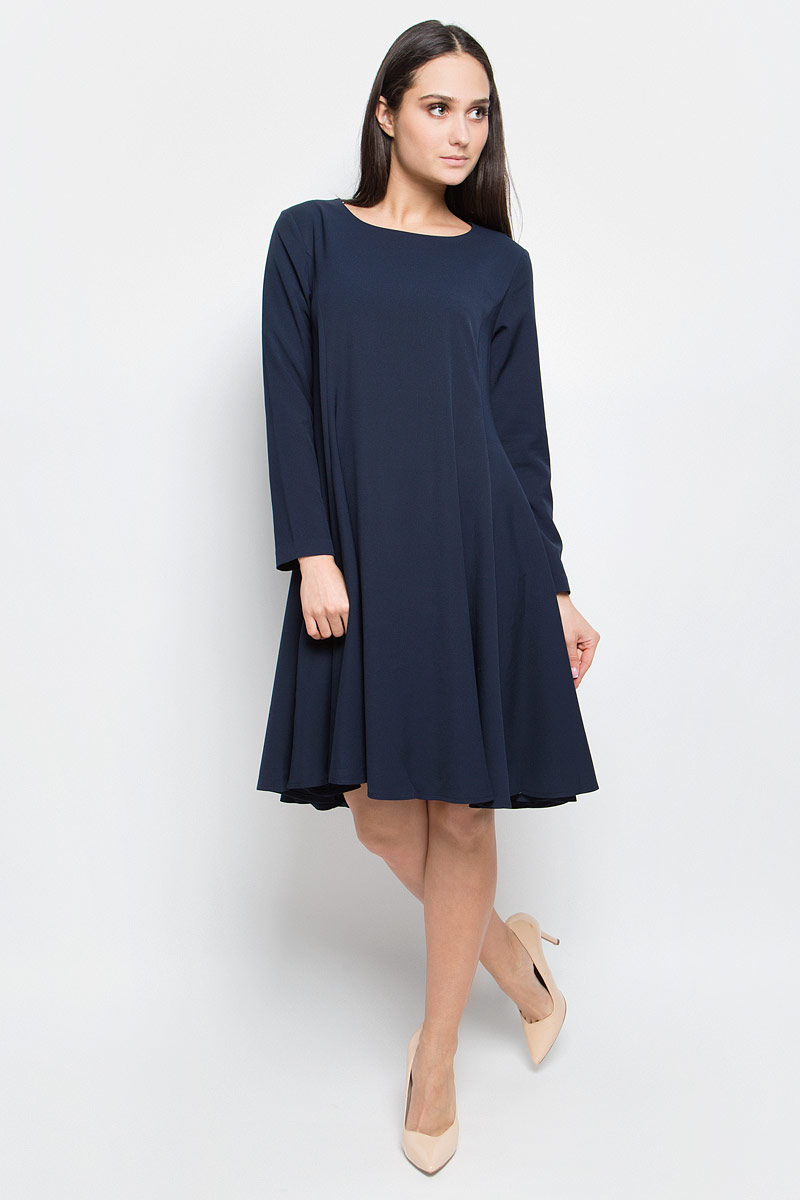 ПлатьеB457064_Dark Navy ПлатьеB457064_Dark NavyПлатье Baon средней длины выполнено из эластичной ткани. Модель с круглым вырезом горловины и стандартными длинными рукавами. Изделие застёгивается на застежку-молнию на спине. Задняя часть юбки слегка удлинена.