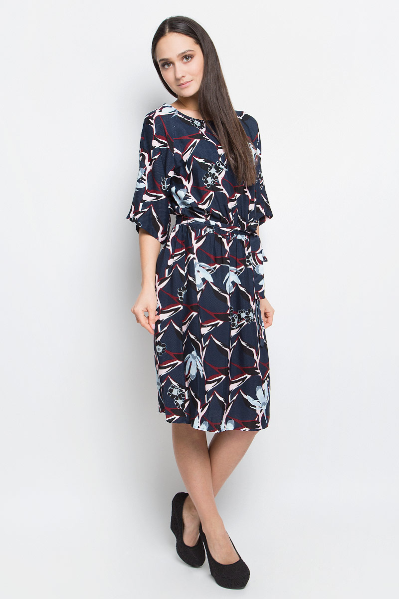 ПлатьеB457004_Dusk Printed ПлатьеB457004_Dusk PrintedПлатье Baon длины миди выполнено из вискозы и оформлено ярким принтом. Модель с круглым вырезом горловины и рукавами реглан. Талия на эластичной резинке дополнена поясом.