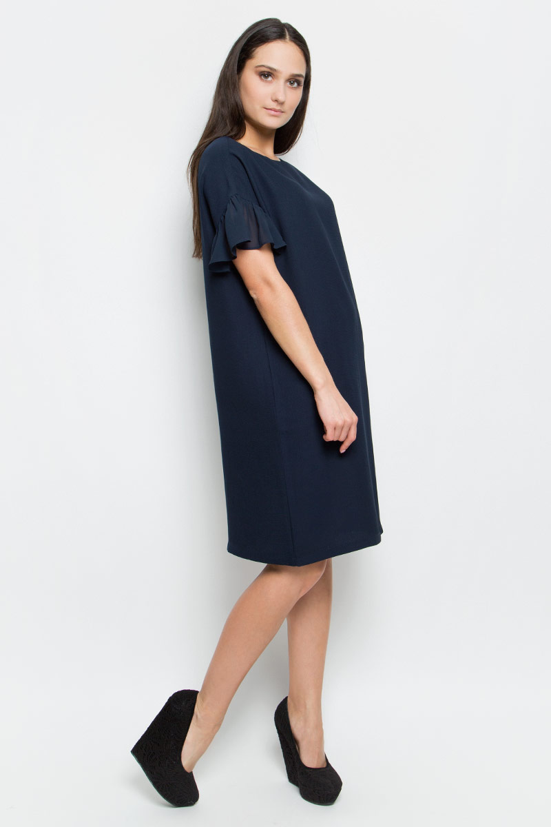 ПлатьеB457042_Dark Navy ПлатьеB457042_Dark NavyСтильное платье Baon изготовлено из качественного полиэстера. Модель-миди с круглым вырезом горловины и короткими рукавами-крылышко застегивается сзади по спинке на потайную молнию. В боковых швах по бокам имеются два втачных кармана. Оформлено платье в лаконичном дизайне.