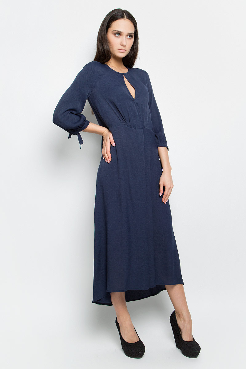 ПлатьеB457003_Dark Navy ПлатьеB457003_Dark NavyПлатье Baon выполнено из 100% вискозы. Удлиненная модель с рукавами 3/4 имеет круглый вырез горловины. Платье застегивается на металлический крючок спереди и застежку-молнию сбоку, имеет овальный вырез под горловиной, а также небольшой запах на кнопке. Манжеты рукавов дополнены завязками.