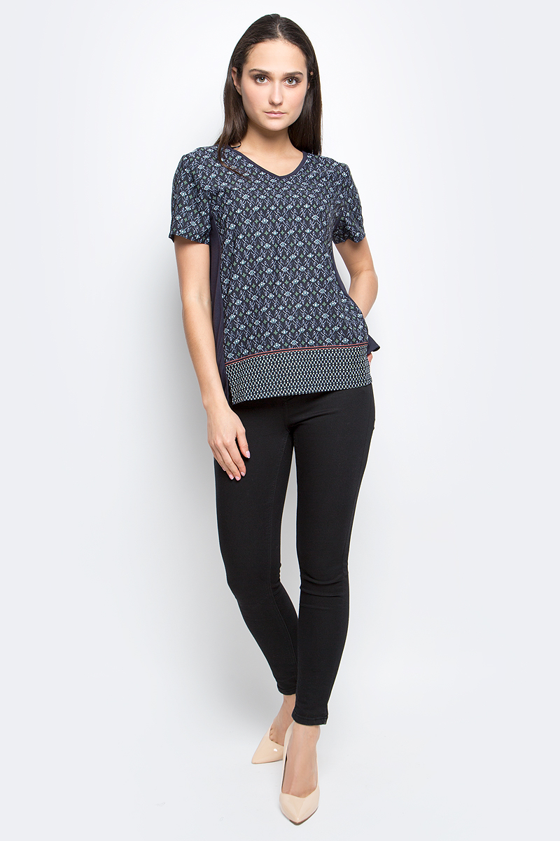 БлузкаB237007_Dark Navy Printed БлузкаB237007_Dark Navy PrintedЖенская блузка Baon выполнена из полиэстера с добавлением хлопка. Модель с V- образным вырезом горловины и короткими рукавами оформлена оригинальным принтом. Низ изделия дополнен боковыми разрезами. Спинка модели удлинена.