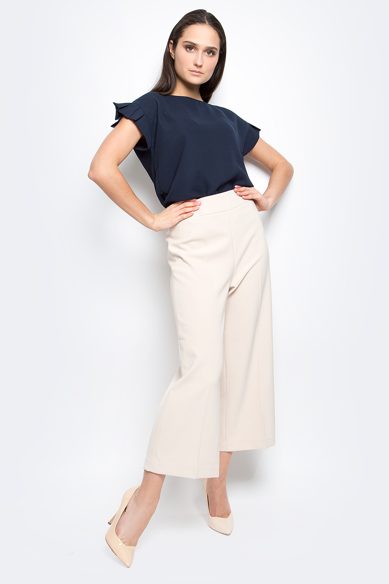 БрюкиB297042_Dark Navy БрюкиB297042_Dark NavyСтильные широкие брюки Baon выполнены из высококачественного струящегося материала. Модель прямого кроя и высокой посадки станет отличным дополнением к вашему современному образу. Застегиваются брюки спереди на потайную застежку-молнию и крючок.