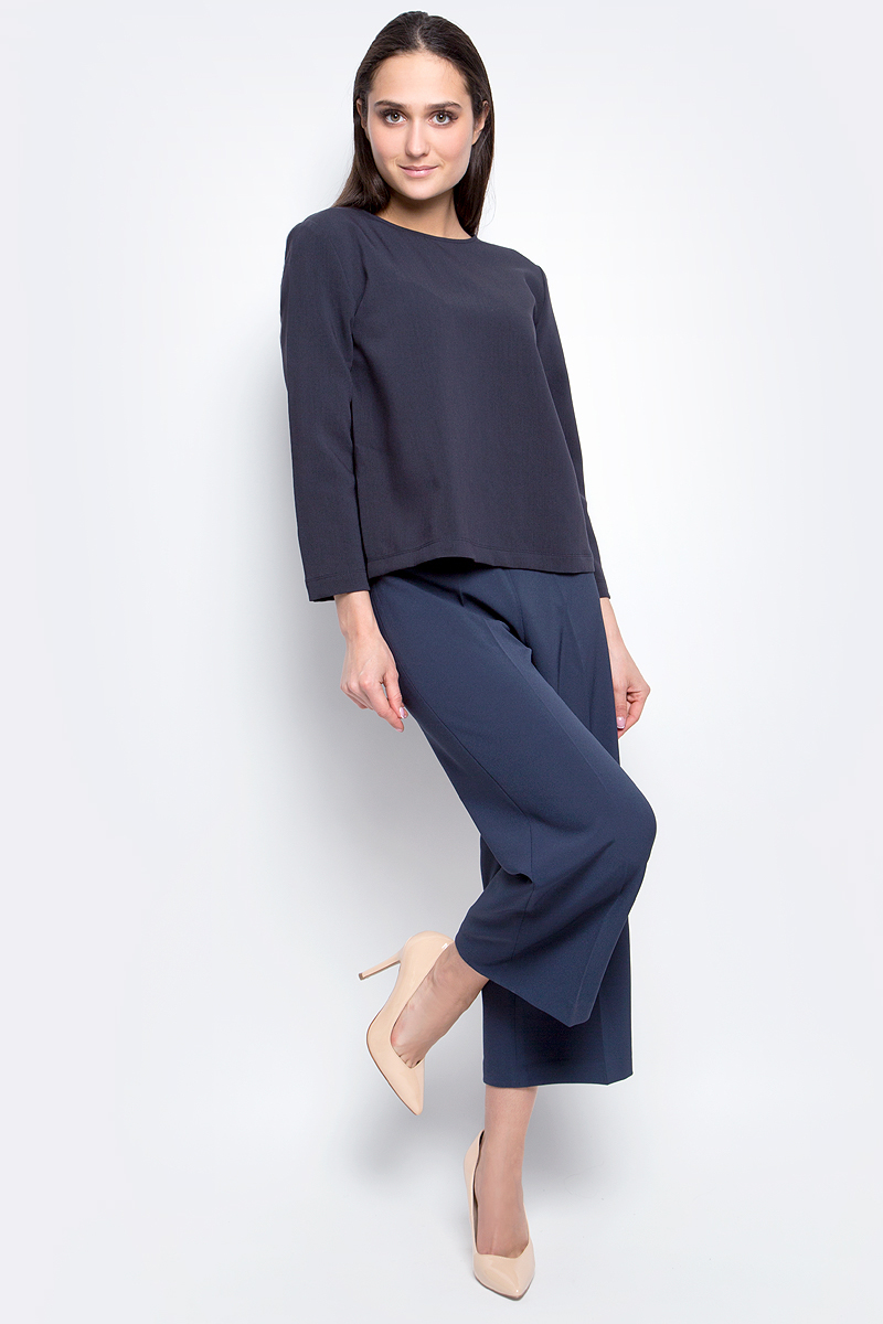 БлузкаB177001_Dark Navy БлузкаB177001_Dark NavyЖенская блузка Baon выполнена из полиэстера с добавлением вискозы и эластана. Модель с круглым вырезом горловины и рукавами 7/8 сзади оформлена шнуровкой.