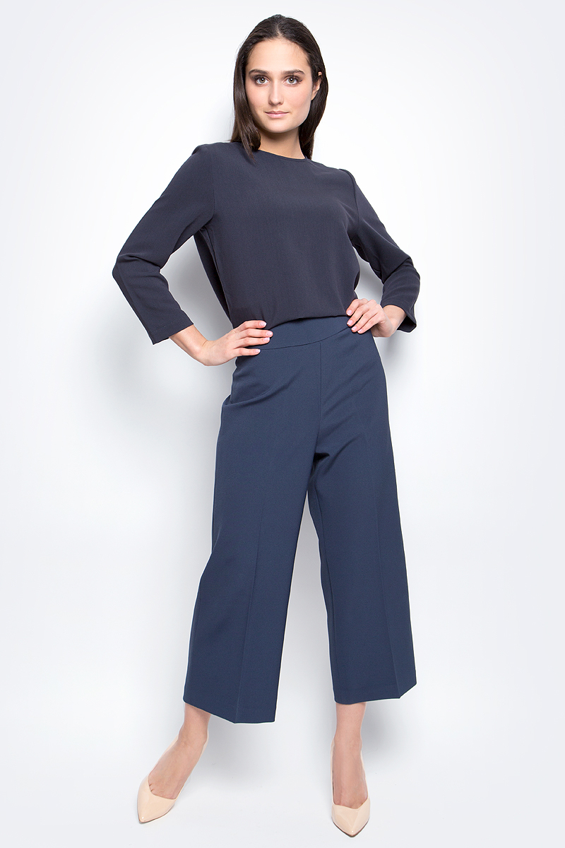 БрюкиB297042_Dark Navy БрюкиB297042_Dark NavyСтильные широкие брюки Baon выполнены из высококачественного струящегося материала. Модель прямого кроя и высокой посадки станет отличным дополнением к вашему современному образу. Застегиваются брюки спереди на потайную застежку-молнию и крючок.