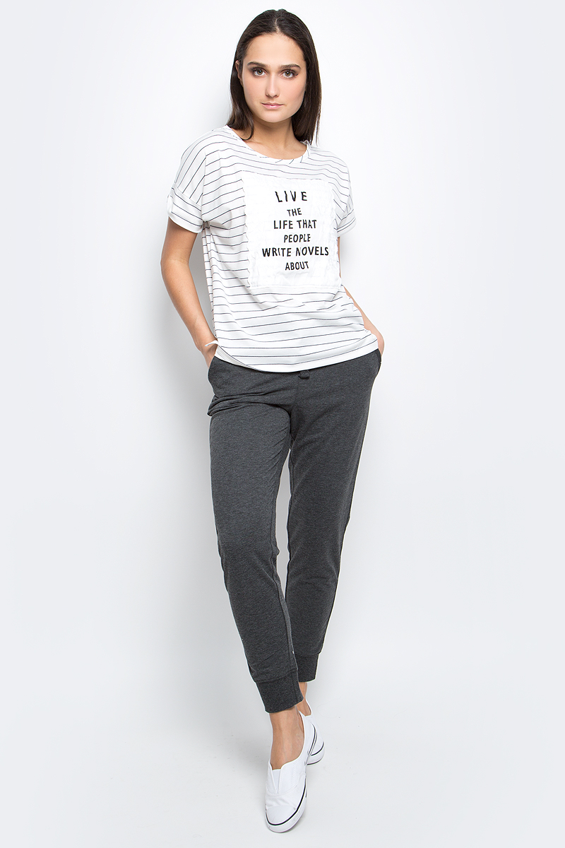 ФутболкаB237043_Milk-Dark Navy Striped ФутболкаB237043_Milk-Dark Navy StripedЖенская футболка Baon выполнена из полиэстера с добавлением вискозы и эластана. Модель с круглым вырезом горловины и короткими рукавами оформлена оригинальным принтом.