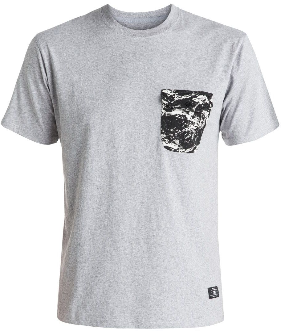 ФутболкаEDYKT03323-KNFH ФутболкаEDYKT03323-KNFHМужская футболка DC Shoes выполнена из 100% натурального хлопка. Модель классического стандартного кроя имеет круглый вырез горловины и короткие рукава. На груди расположен накладной кармашек, закрывающийся клапаном на пуговицу. Линия подола сзади слегка занижена, внизу имеются вентиляционные прорези с отделкой тесьмой с изнанки. Модель выполнена в однотонном дизайне, кармашек дополнен рисунком с цветочными мотивами.
