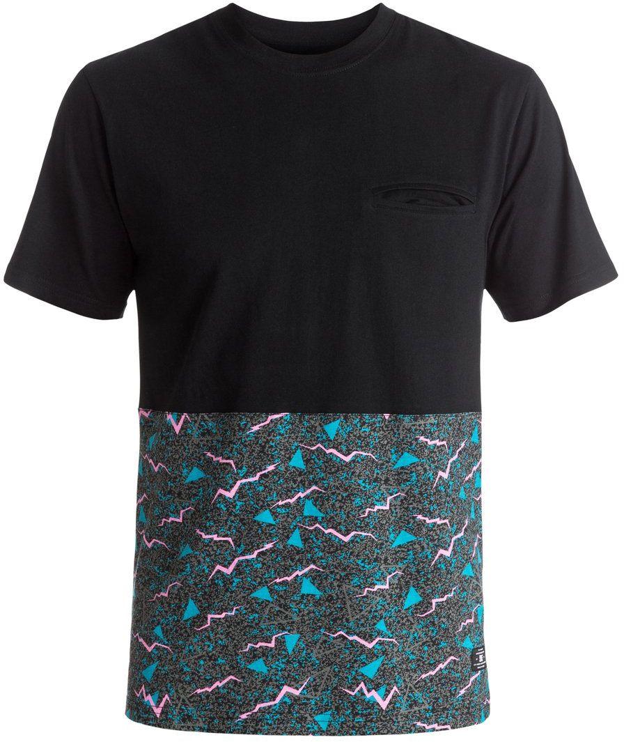 ФутболкаEDYKT03329-KVJ3 ФутболкаEDYKT03329-KVJ3Футболка мужская DC Shoes выполнена из 100% натурального хлопка. Модель стандартного кроя имеет круглый вырез горловины и короткие рукава. На груди расположен кармашек, линия подола сзади слегка занижена, внизу имеются вентиляционные прорези с отделкой тесьмой с изнанки. Нижняя часть футболки дополнена ярким рисунком.