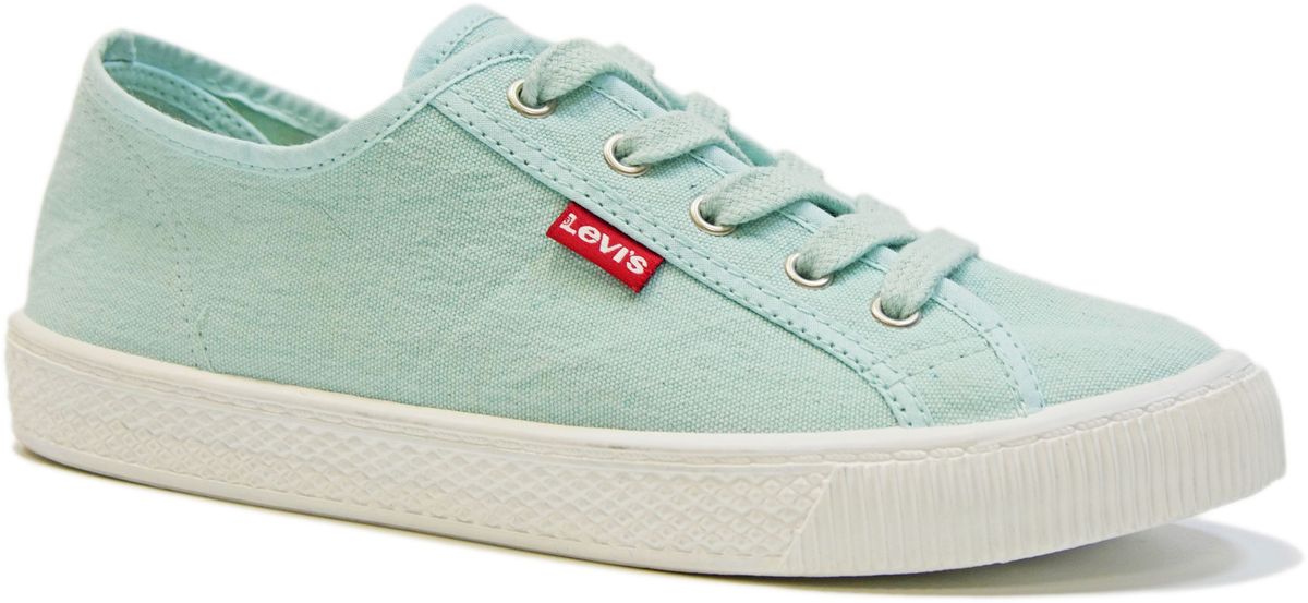 Кеды225849/733-59 Кеды225849/733-59Женские кеды Levis® Malibu выполнены из прочного канваса, который очень прост в уходе. Подъем оформлен классической плоской шнуровкой с металлическими люверсами. Модель с аккуратной прострочкой мелких деталей дополнена логотипом бренда на боковой стороне. Подкладка и стелька изготовлены из текстиля. Резиновая подошва оснащена рифлением.