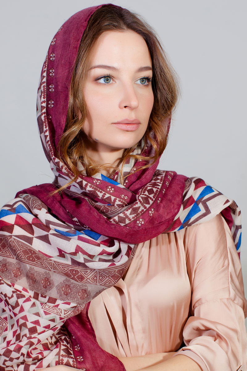 ПалантинYY-11733-23 ПалантинYY-11733-23Стильный палантин Sophie Ramage изготовлен из модала и шелка. Изделие оформлено оригинальным принтом.