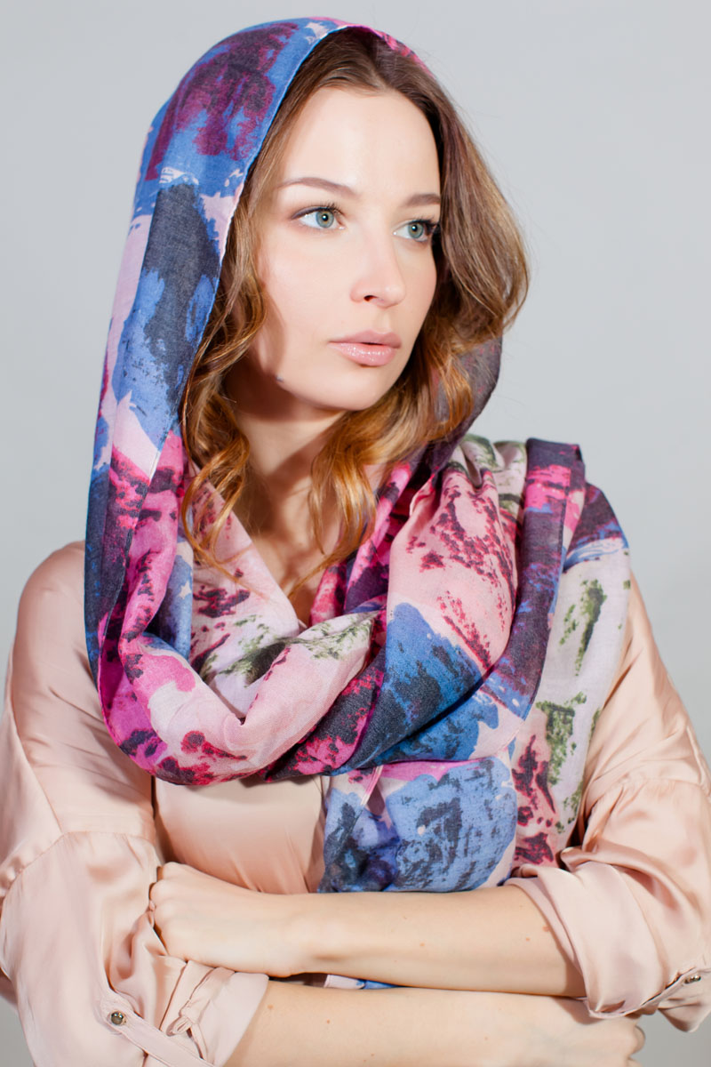 ПалантинYY-11731-14 ПалантинYY-11731-14Стильный палантин Sophie Ramage изготовлен из модала и шелка. Изделие оформлено оригинальным принтом.