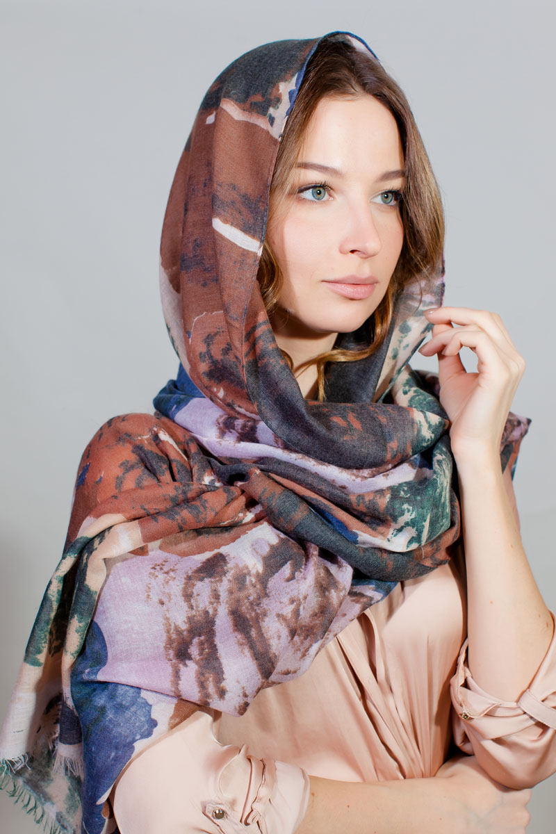 ПалантинYY-11731-14 ПалантинYY-11731-14Стильный палантин Sophie Ramage изготовлен из модала и шелка. Изделие оформлено оригинальным принтом.