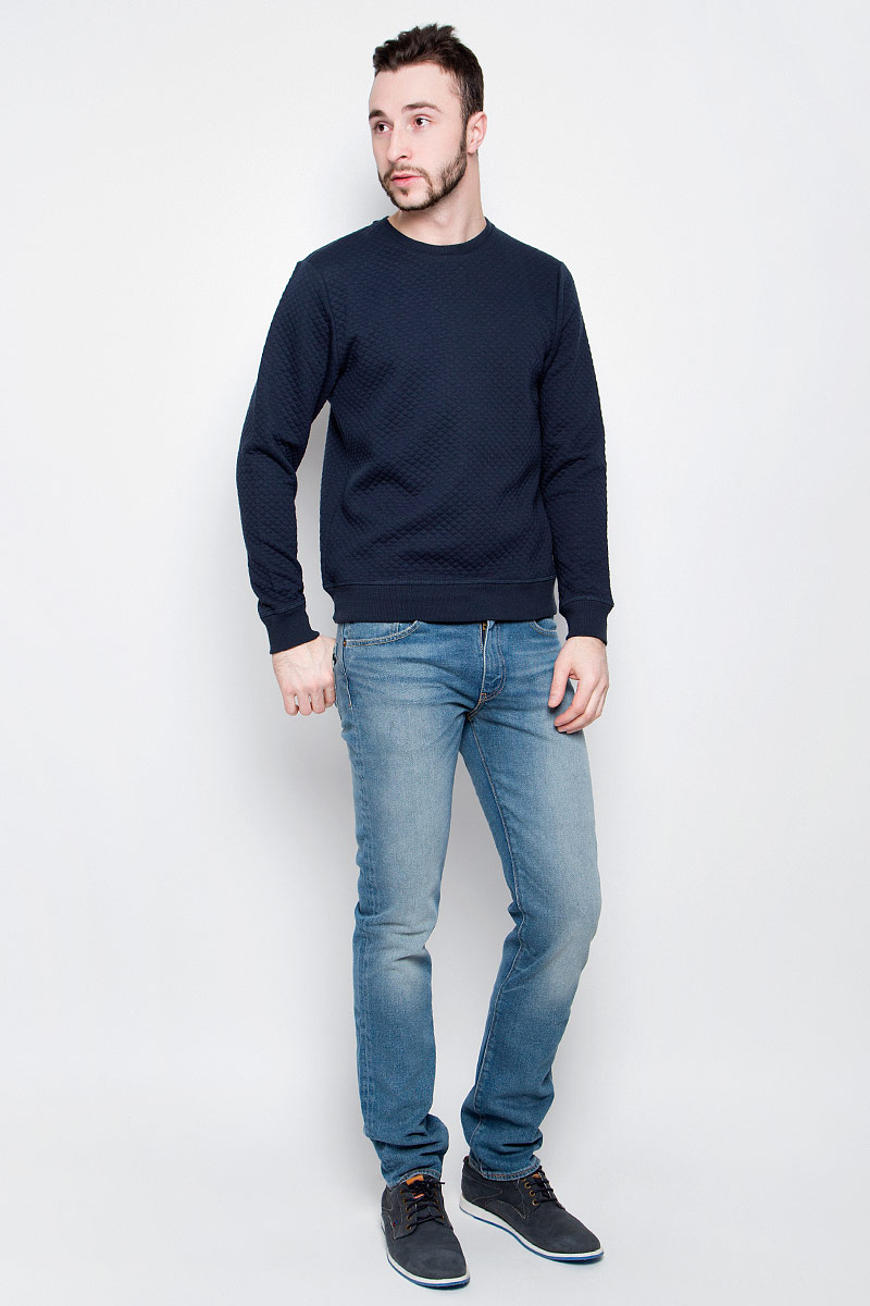 СвитшотB617001_Deep Navy СвитшотB617001_Deep NavyМужской свитшот Baon выполнен из полиэстера с добавлением хлопка, ткань имеет актуальную стеганую фактуру. Модель с круглым вырезом горловины и длинными стандартными рукавами. Манжеты, горловина и подол оформлены трикотажной резинкой.