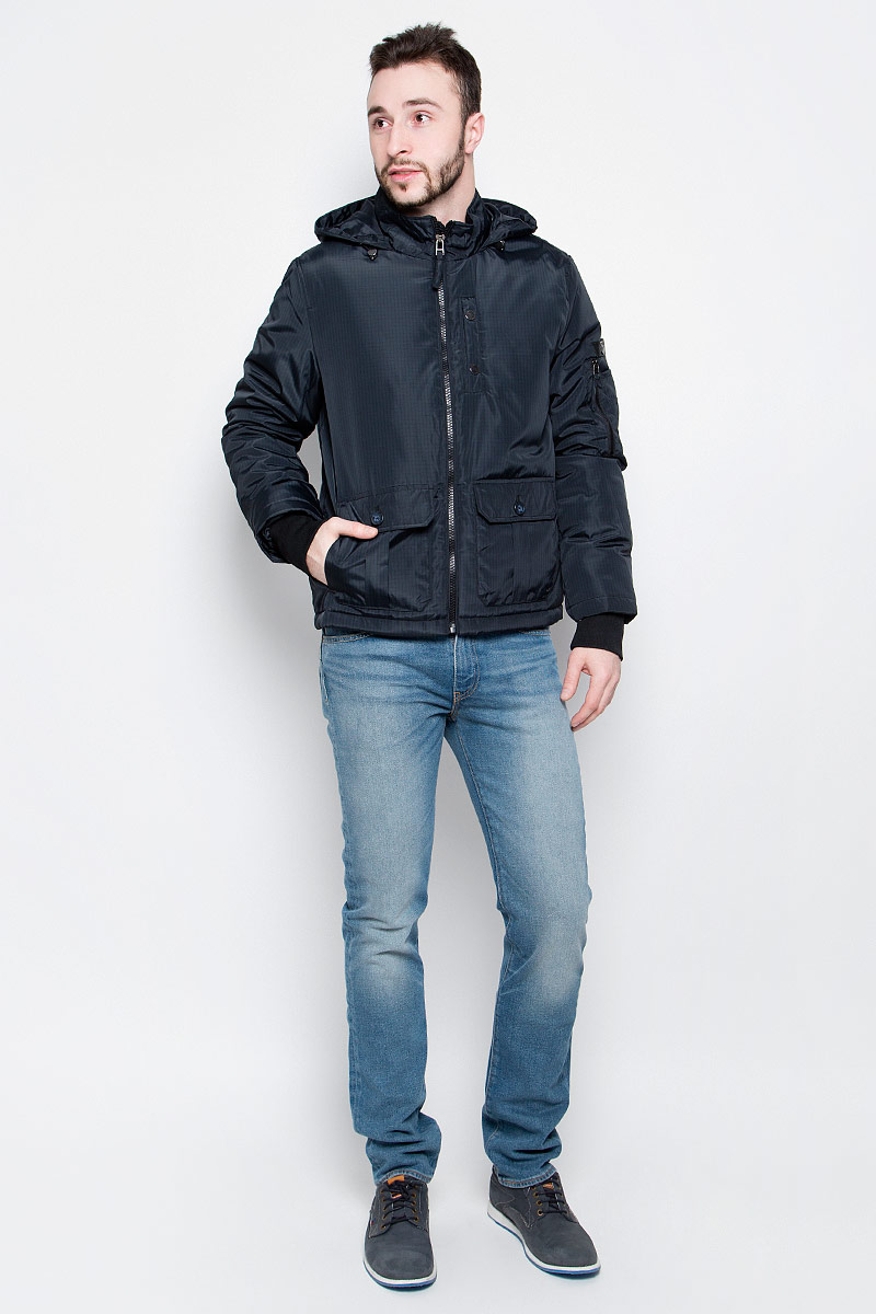 КурткаB537004_Deep Navy Checked КурткаB537004_Deep Navy CheckedУдобная мужская куртка Baon выполнена из качественного прочного материала. Подкладка и утеплитель изготовлены из полиэстера. Модель с несъемным капюшоном и длинными рукавами застегивается на застежку-молнию с внутренней защитной планкой. Капюшон регулируется в объеме с помощью резинки на стопперах. Рукава имеют широкие эластичные резинки. Спереди куртка оформлена двумя накладными карманами с клапанами на пуговицах и одним втачным на кнопках, а внутренняя сторона имеет один накладной карман на пуговице. Рукав куртки дополнен фирменной нашивкой с названием бренда и оригинальными накладными кармашками.