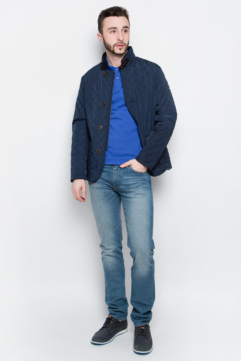 КурткаB537023_Deep Navy КурткаB537023_Deep NavyУдобная мужская куртка Baon выполнена из качественного водоотталкивающего и ветрозащитного материала, который защитит вас от дождя и ветра. Подкладка и утеплитель изготовлены из полиэстера. Модель с воротником-стойка и длинными рукавами застегивается на застежку-молнию с внешней защитной планкой на пуговицах. Воротник дополнительно застегивается на хлястик с пряжкой. Спереди куртка оформлена двумя накладными карманами с клапанами на кнопках, а внутренняя сторона имеет два втачных кармана на пуговицах. Изделие украшено стеганным узором и по спинке оформлено шлицей на кнопке.