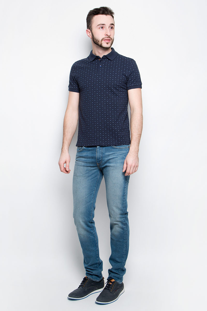 ПолоB707006_Deep Navy Printed ПолоB707006_Deep Navy PrintedМужское поло Baon выполнено из хлопковой ткани и оформлено мелким принтом. Модель с отложным воротником и короткими стандартными рукавами, застегивается сверху на пуговицы. Воротник и края рукавов изготовлены из трикотажной резинки. По бокам предусмотрены небольшие разрезы.
