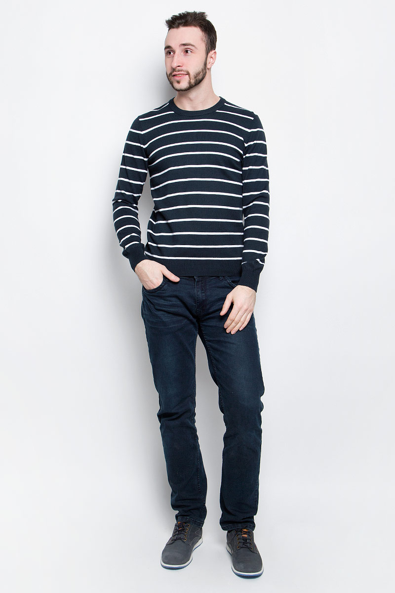 ДжемперB637001_Deep Navy Striped ДжемперB637001_Deep Navy StripedМужской джемпер Baon выполнен из хлопка с добавлением вискозы и полиамида. Модель с круглым вырезом горловины и длинными стандартными рукавами. Манжеты, горловина и подол оформлены трикотажной резинкой. Изделие декорировано принтом в полоску.