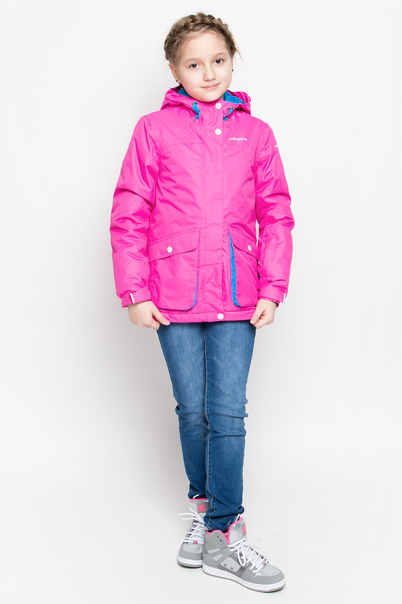 Куртка650026564IV_888 Куртка650026564IV_888Модная куртка Icepeak Hanna выполнена из водонепроницаемой и дышащей ткани - высококачественного полиэстера. В качестве наполнителя используется инновационный утеплитель FinnWad, который надежно сохраняет тепло, обеспечивает циркуляцию воздуха и не задерживает влагу. Куртка с несъемным капюшоном застегивается на застежку-молнию и дополнительно на ветрозащитный клапан с кнопками и липучками. Спереди капюшон присборен на резинку, сзади регулируется с помощью хлястика с липучкой. Изделие спереди дополнено двумя накладными карманами на застежках-молниях, оформленными декоративными клапанами с кнопками, на рукаве - втачным карманом на застежке-молнии, с внутренней стороны - накладным сетчатым карманом, прорезным карманом на застежке-молнии и отверстием на наушников. Манжеты рукавов оснащены фиксирующими хлястиками на липучках, с внутренней стороны - эластичными напульсниками с отверстиями для пальцев, которые защитят от проникновения ветра и снега. С ...