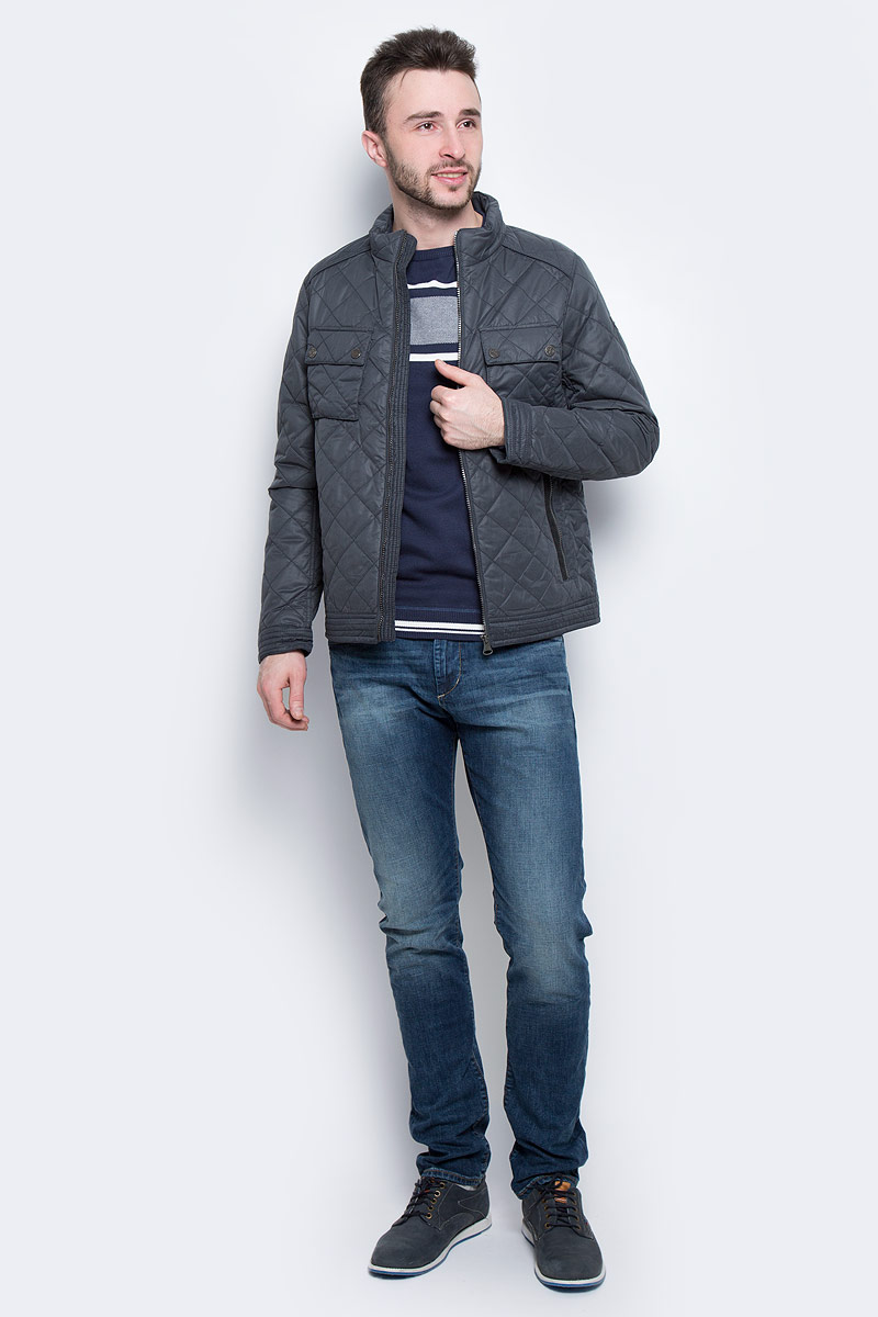 Куртка3533179.00.10_6889 Куртка3533179.00.10_6889Мужская куртка Tom Tailor с длинными рукавами и воротником-стойкой выполнена из полиэстера. Наполнитель - синтепон. Куртка застегивается на застежку-молнию спереди. Изделие оснащено двумя втачными карманами на молниях и двумя накладными карманами с клапанами на кнопках спереди, а также внутренним втачным карманом на застежке-молнии. Модель оформлена стеганым узором.