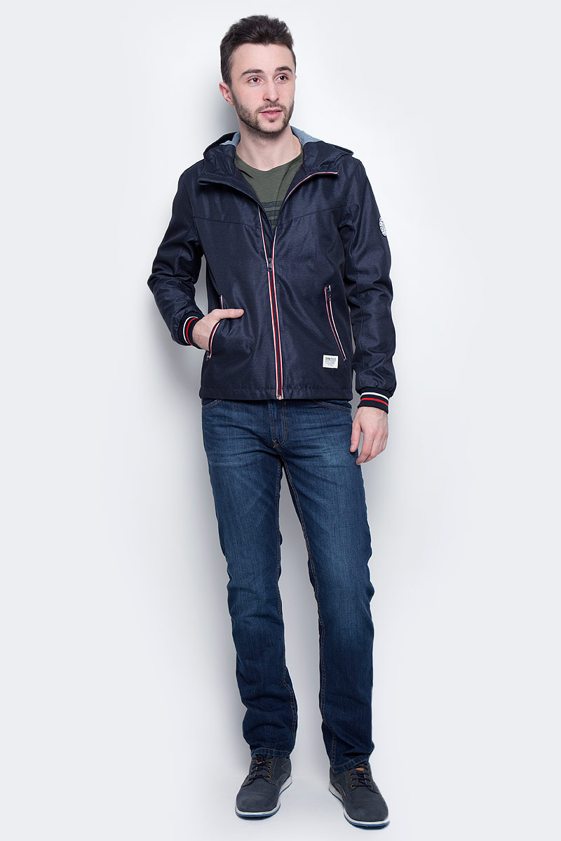 Куртка3533230.00.12_6576 Куртка3533230.00.12_6576Стильная мужская куртка Tom Tailor Denim выполнена из 100% полиэстера. Подкладка изготовлена из гладкого полиэстера, внутри капюшона - 100% хлопок. Модель с длинными рукавами и воротником-стойкой с капюшоном застегивается на застежку-молнию. Спереди расположены два прорезных кармана на молнии, внутри - потайной прорезной карман на кнопке. Манжеты рукавов снабжены эластичными резинками. Модель дополнена круглой нашивкой на рукаве.