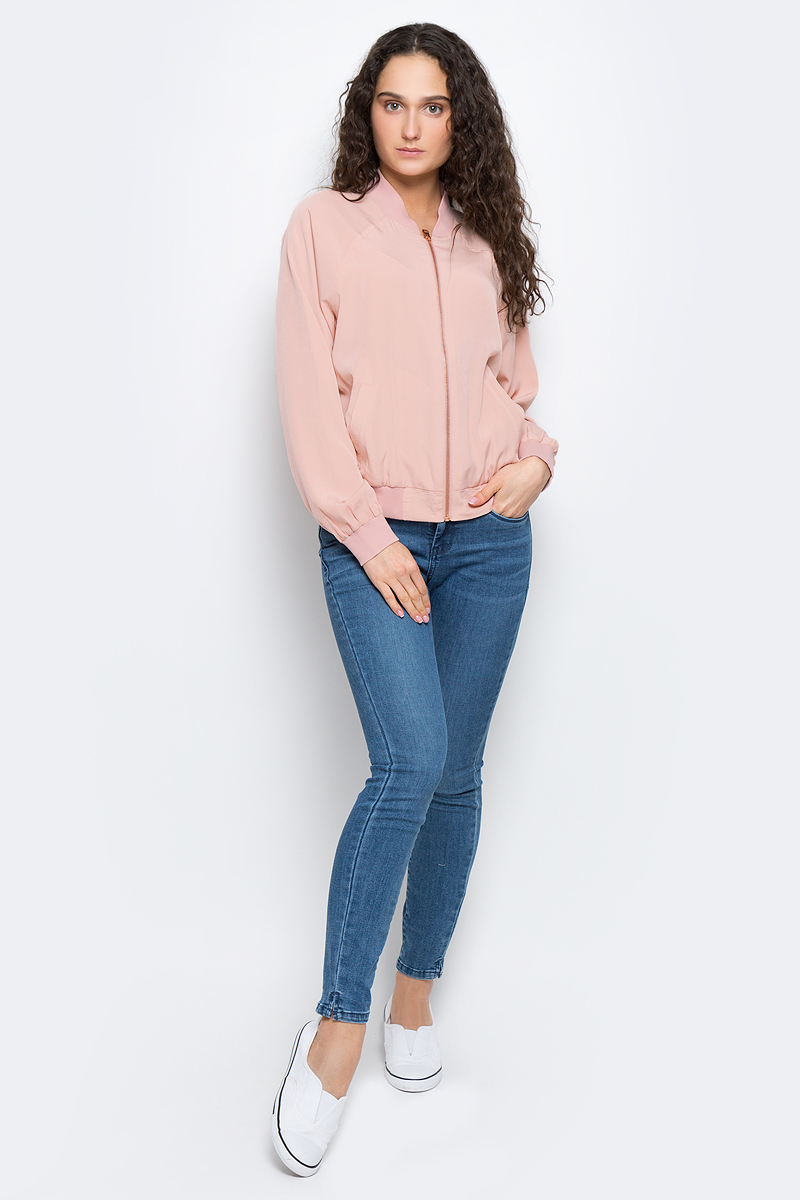 Куртка3533258.09.71_7771 Куртка3533258.09.71_7771Женская куртка Tom Tailor Denim выполнена из прочного полиэстера. Куртка с круглым вырезом горловины застегивается на удобную застежку-молнию спереди. Вырез горловины дополнен эластичной трикотажной вставкой. Рукава оснащены эластичными манжетами. Спереди расположены два втачных открытых кармана.